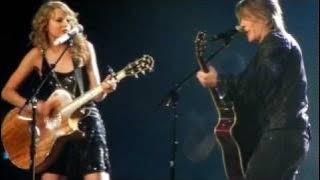 Taylor Swift and Johnny Rzeznik of the Goo Goo Dolls sing 'Iris'
