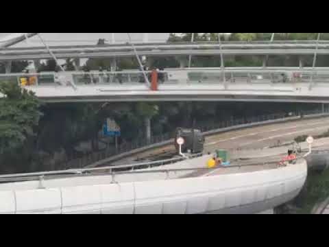 【網片】暴徒紅磡理大新橋掟雜物落車路漆咸道北、目擊者大叫喝止
