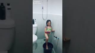 Naliligo...sabay Tiktok