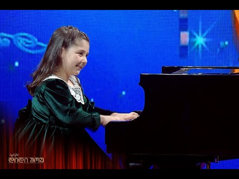 პატარა პიანისტი მარიამ ჯაველიძე