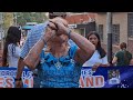 Yajaira la bailarina salvadorea de 76 aos de vida demostr su gran energa en el desfile