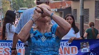 Yajaira la bailarina salvadoreña de 76 años de vida demostró su gran energía en el desfile