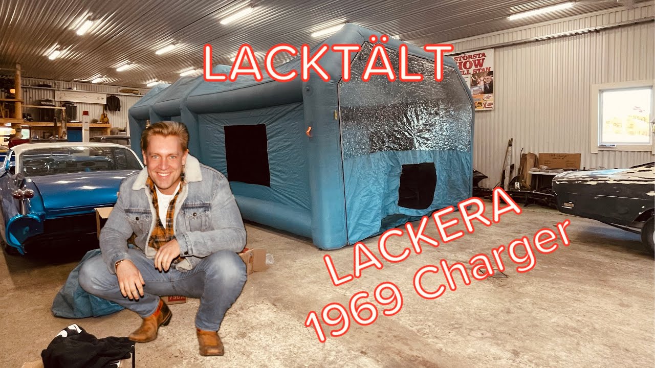 Målar grundfärg i lacktält.