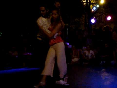 Pedro Farias y Julieta Falivene bailando en la Plaza Dorrego 1/4