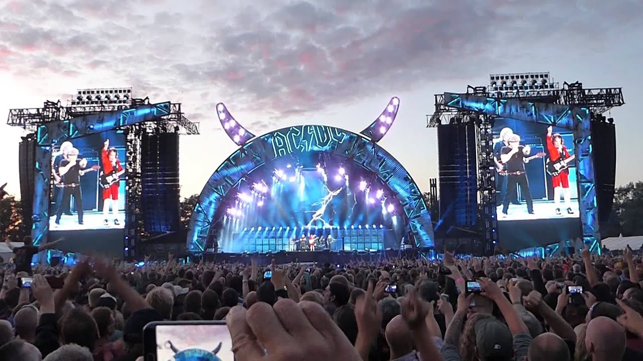 Thunderstruck - AC/DC - Rock or World Tour 2015 (Live Full Version) -