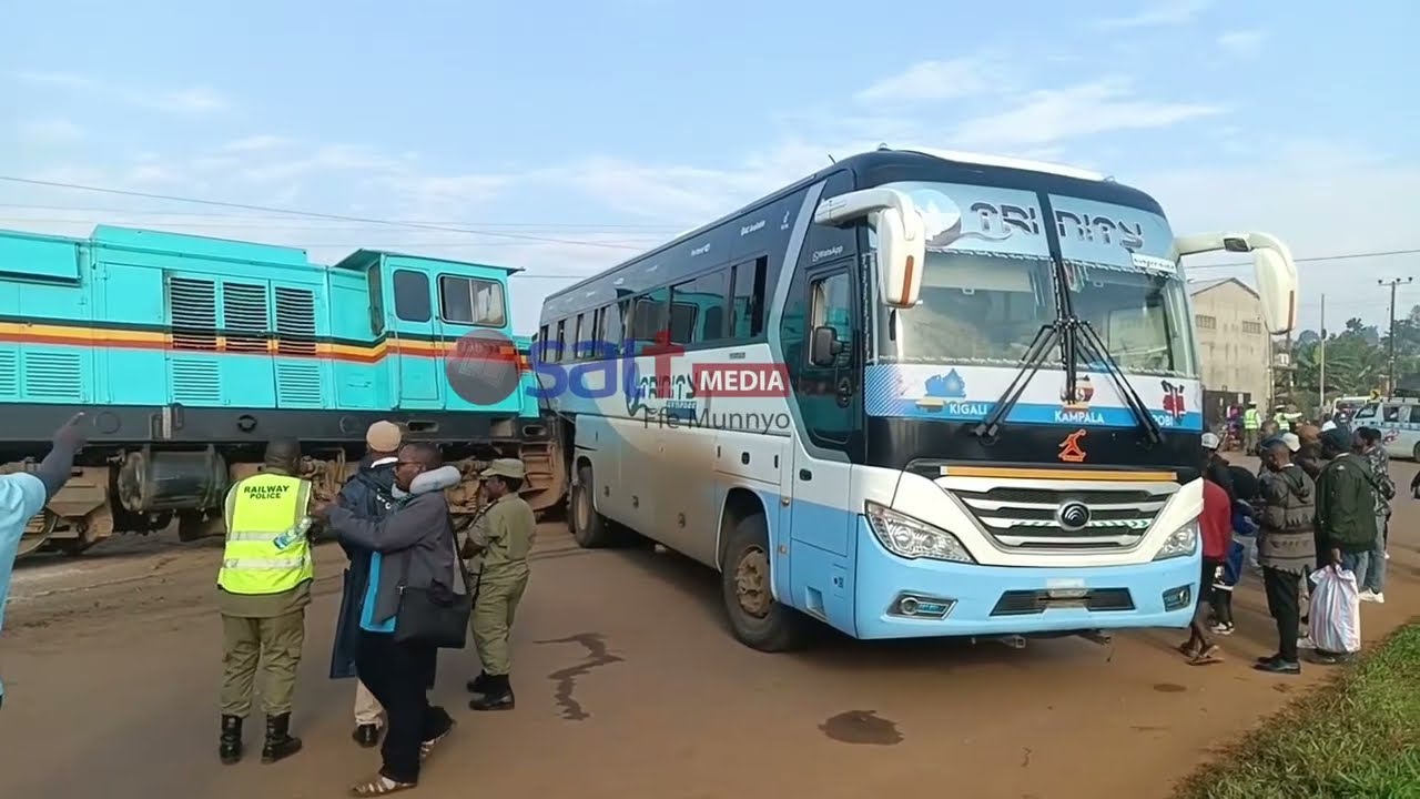 BUS ETOMEDDE TRAIN: Abantu 70 bawonye okufiira mu kabenje ka train
