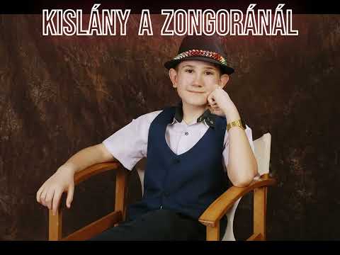 Kislány a zongoránál