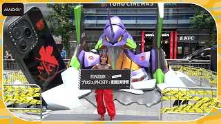 新宿歌舞伎町にエヴァ初号機の巨大像が登場！　内田理央も驚きの大きさ「すごい迫力」
