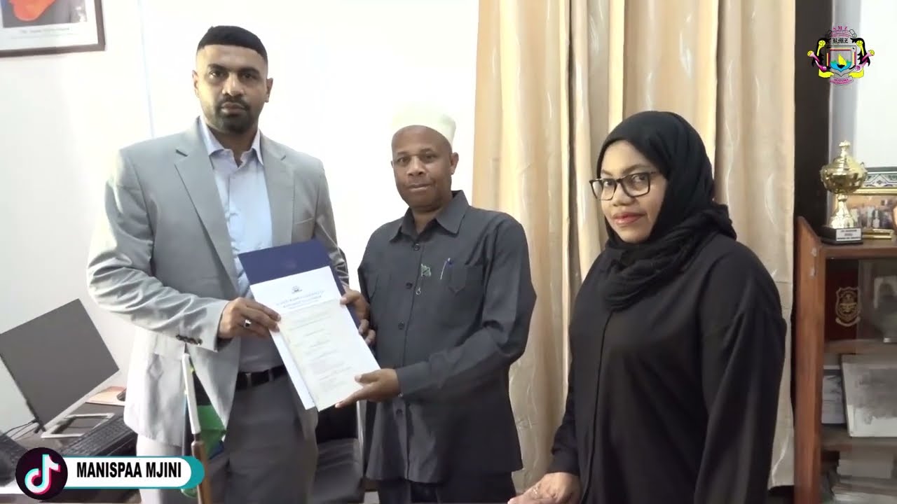 MSTAHIKI MEYA RAZALEE AKABIDHIWA OFISI YAKE RASMIN AAHIDI MASHIRIKIANO NA WANANCHI