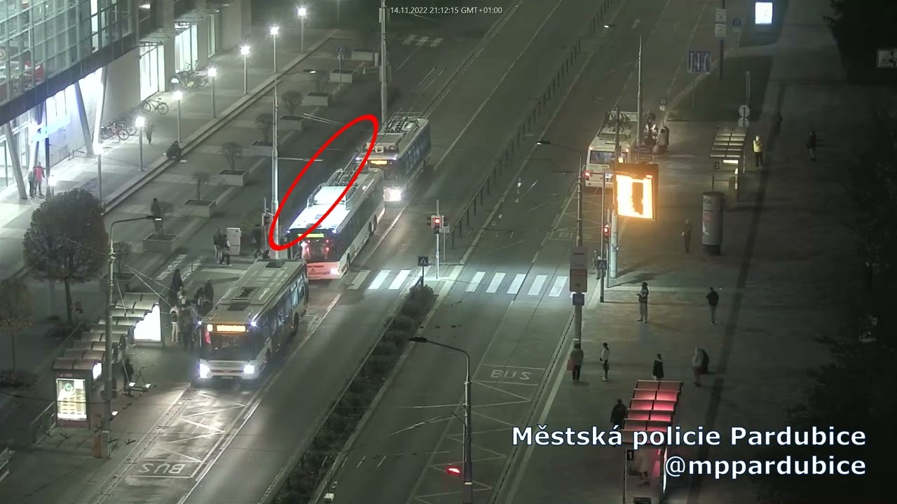 POŠKOZENÍ AUTOBUSU V PARDUBICÍCH - ZÁZNAM Z MĚSTSKÉHO KAMEROVÉHO SYSTÉMU
