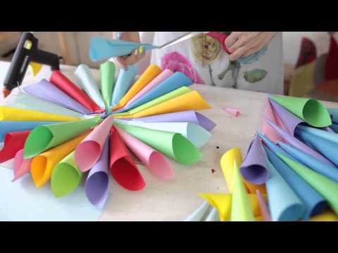 Videó: 3 módja a papírkoszorú készítésének