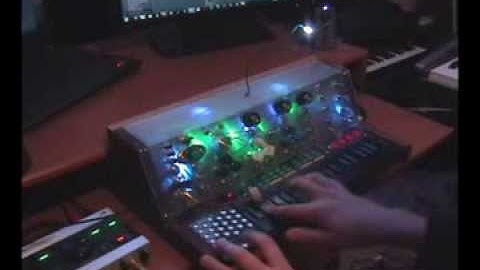 Moog Circuit Bending Challenge 2014 (Winner) - Hing Hon EK-001 Squarewave Upright Synth