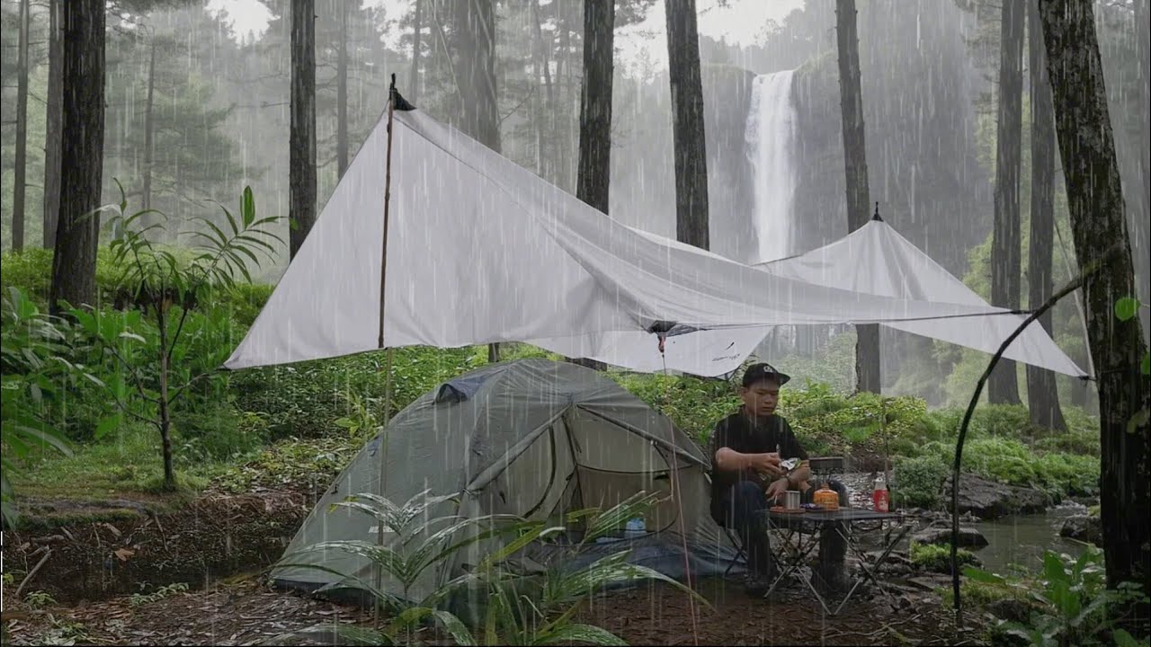 SOLO CAMPING IN HEAVY RAIN - RELAXING CAMPING RAIN AND THUNDERSTROM ...