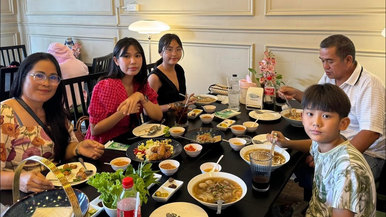 Cả Gia Đình Bố Vợ Thái Lỡ Nghiện Đồ Ăn Việt  | Tuấn Jeab