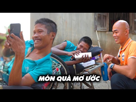 MỘT MÓN QUÀ NHỎ TẠO ĐƯỢC NIỀM VUI LỚN CHO CHÀNG TRAI BẠI LIỆT 10 NĂM