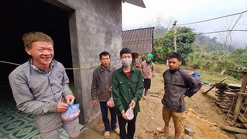 Pây Hầu và các diễn viên điện tử Tết lắp giường chạy show. Nguyễn Tất Thắng