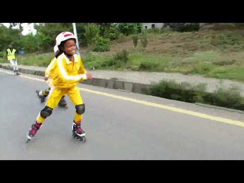 Video: Jinsi Ya Kujaza Rink Ya Skating Kwenye Yadi