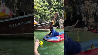Tayland'ın Phang Nga Eyaletindeki Phang Nga Körfezi'nde kanoyla gezi yapıyoruz. #travel #phuket #fyp