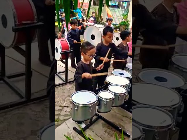 bio latihan drumband waktu masih di tk ashfiya class=