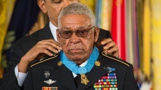 President Obama Awards SFC Melvin Morris the Medal of Honor. by Audie Murphy American Legend  9,843 views 10 years ago 2 minutes, 23 seconds