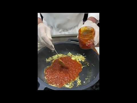 Vídeo: Com Cuinar Pilaf Inusual Amb Salsa De Tomàquet