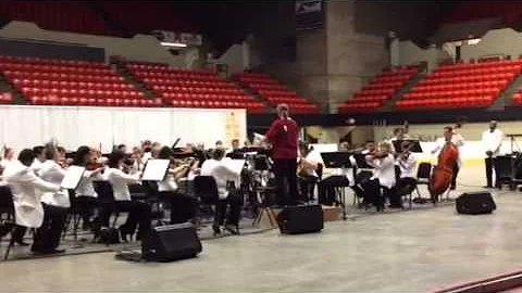 Annie Henson conducts the Wheeling Symphony Orches...