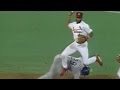 Ozzie jumps over runner to turn double play の動画、YouTube動画。