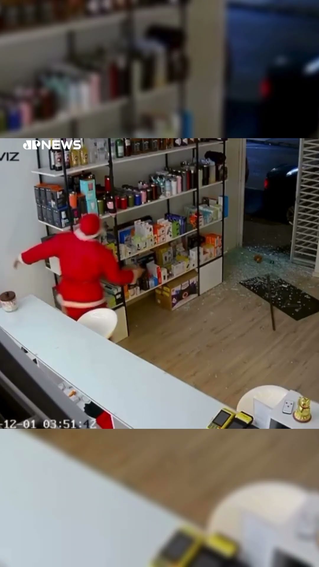 Criminosos vestidos de Papai Noel furtam loja em Minas Gerais #shorts