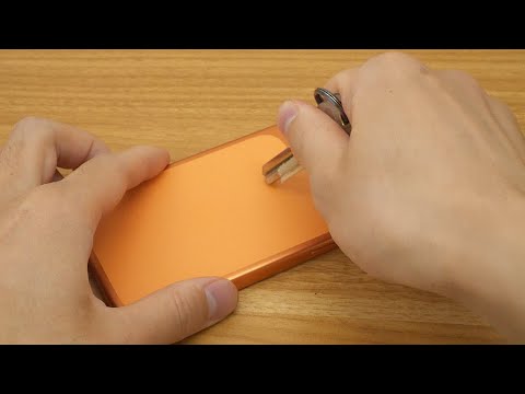iPhone 17 Proを全力で引っかいて傷が付くの確かめてみた - video from Gigazine