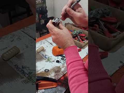 Video: Stihl ot yiyicide rölantiyi nasıl ayarlarsınız?