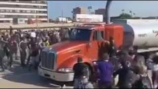 سائق شاحنة نقل يحاول دهس المتظاهرين فى امريكا