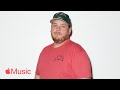 Capture de la vidéo Luke Combs: 'Growin' Up,' Family Life, And Refusing To Fit A "Country Music" Mold | Apple Music