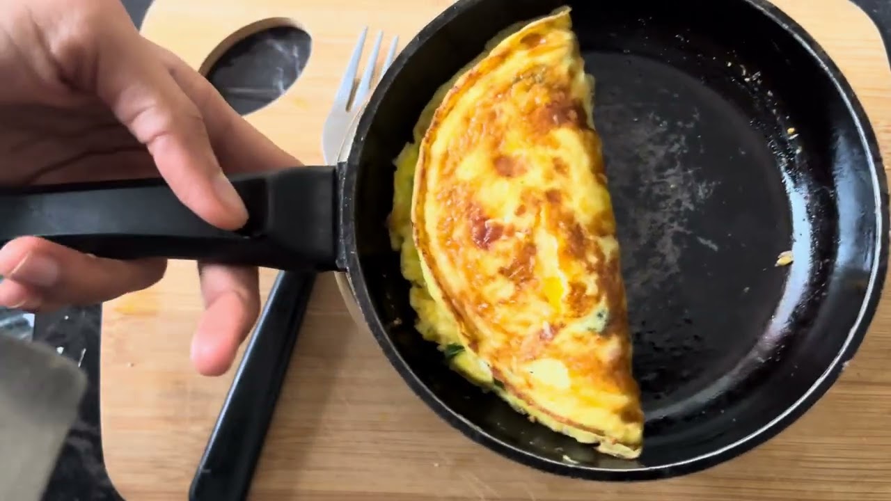 Cheese omelette with Bell Peppers | Healthy Breakfast/Snack Recipe rich in Protein