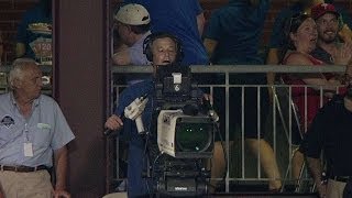 ATL@PHI: Moyer tries his hand as a cameraman