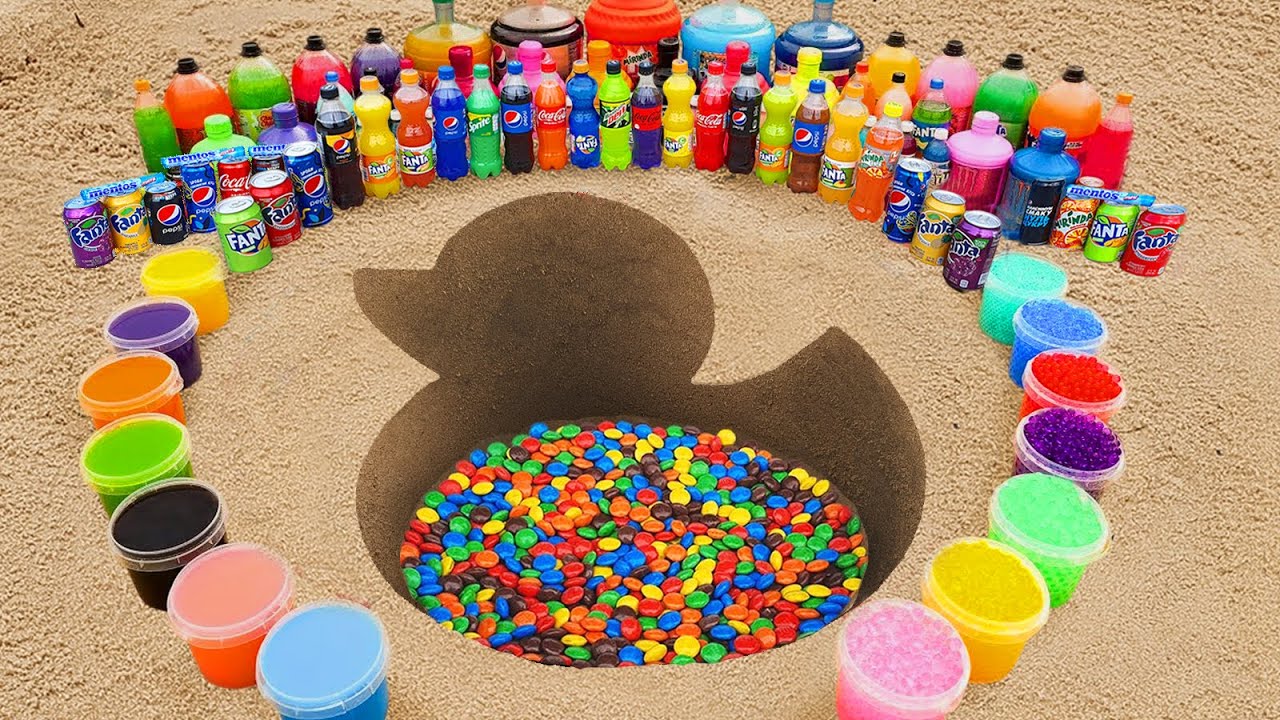 Извержение зубной пасты из гигантских воздушных шаров с Coca-Cola, Mirinda, Fanta, 7up, M&M's и M...