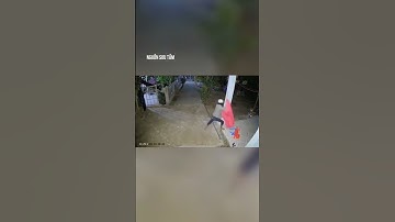 Tên tr:ộm dùng khăn che mặt tránh camera, chỉ 30s đã chạy rẽ đất vì chiêu cao tay của chủ nhà
