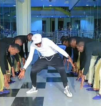 Ona negro kwaya wanavyo kinukisha mwanza