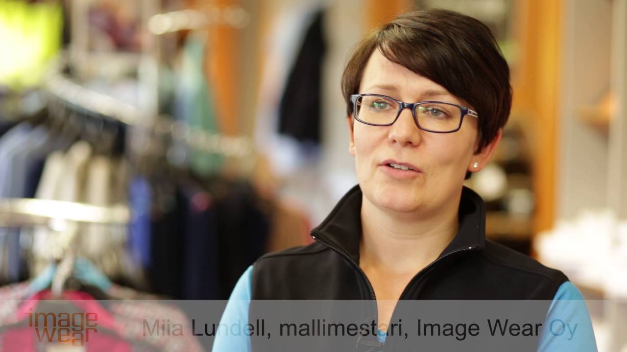 Mallimestari kaavottaa ja valmistelee vaatteet tuotantoon