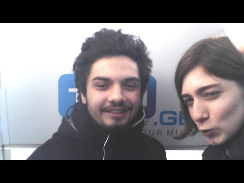 ახალგაზრდები ბედნიერ დღეს გვისურვებენ