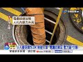 人孔蓋突噴炸3米"險砸人車" 大車"雨滑失控"悚撞護欄! │中視新聞 20260609