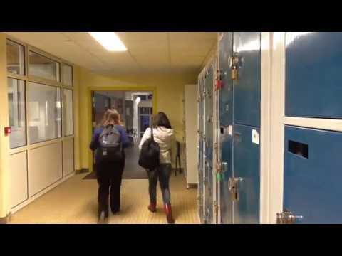 Vidéo: Comment changer la combinaison sur un casier scolaire ?