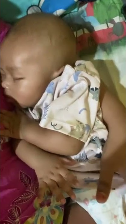 Tidur di pelukan ibu #shorts #bayi #ibu