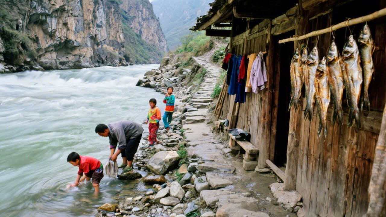 探访峡谷河边的原始村落，靠山梁小路勉强进入，环境宛如世外桃源【乡村阿泰】