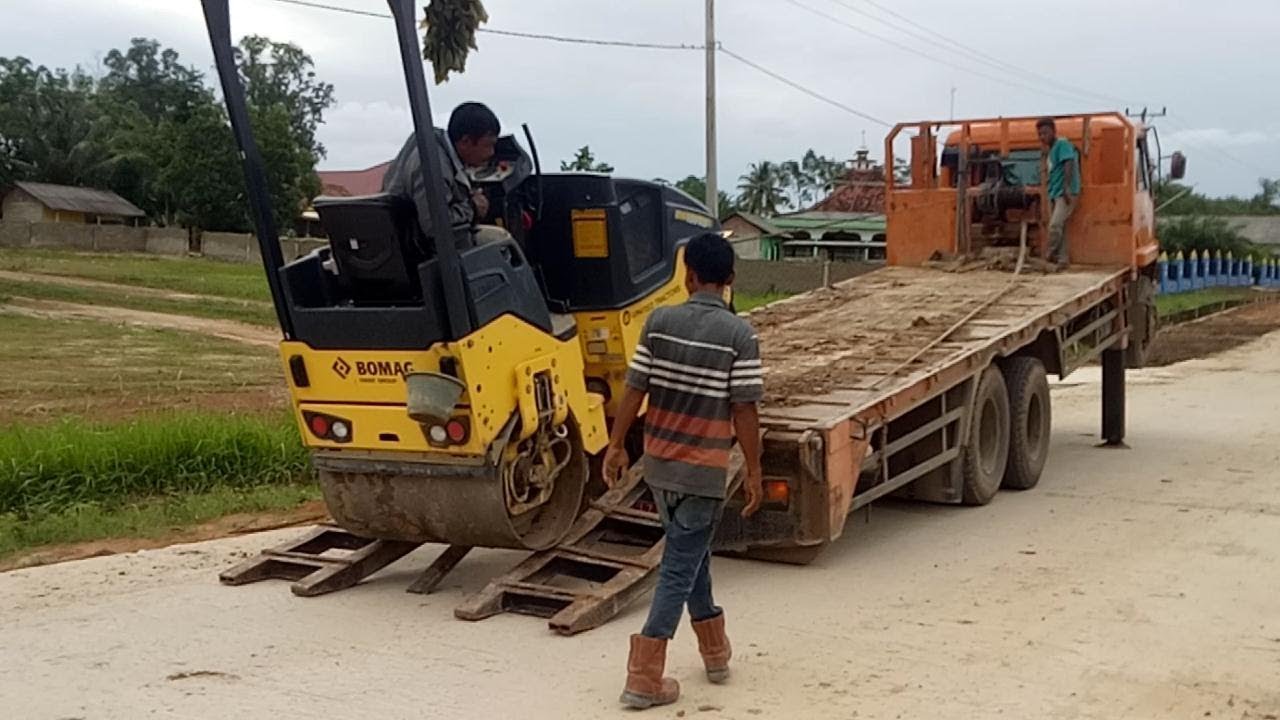 Amazing Video ! Tandem Roller Mini Bomag BW 100 AD Unloading by Truck Mitshubishi Fuso Self Loader
