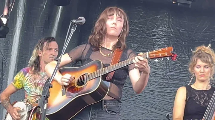 Molly Tuttle & Golden Highway - Dooleys Farm (Rich...
