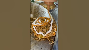 Aapne bhi Chowmein wala Burger khaya hai? Chowmin burger making #chowmein #burger #delhifood #shorts