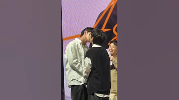 They chose the same answer and kissed, hugged 😚.The way Junseong pat Seongho head aww😭😭😌 #junseongho