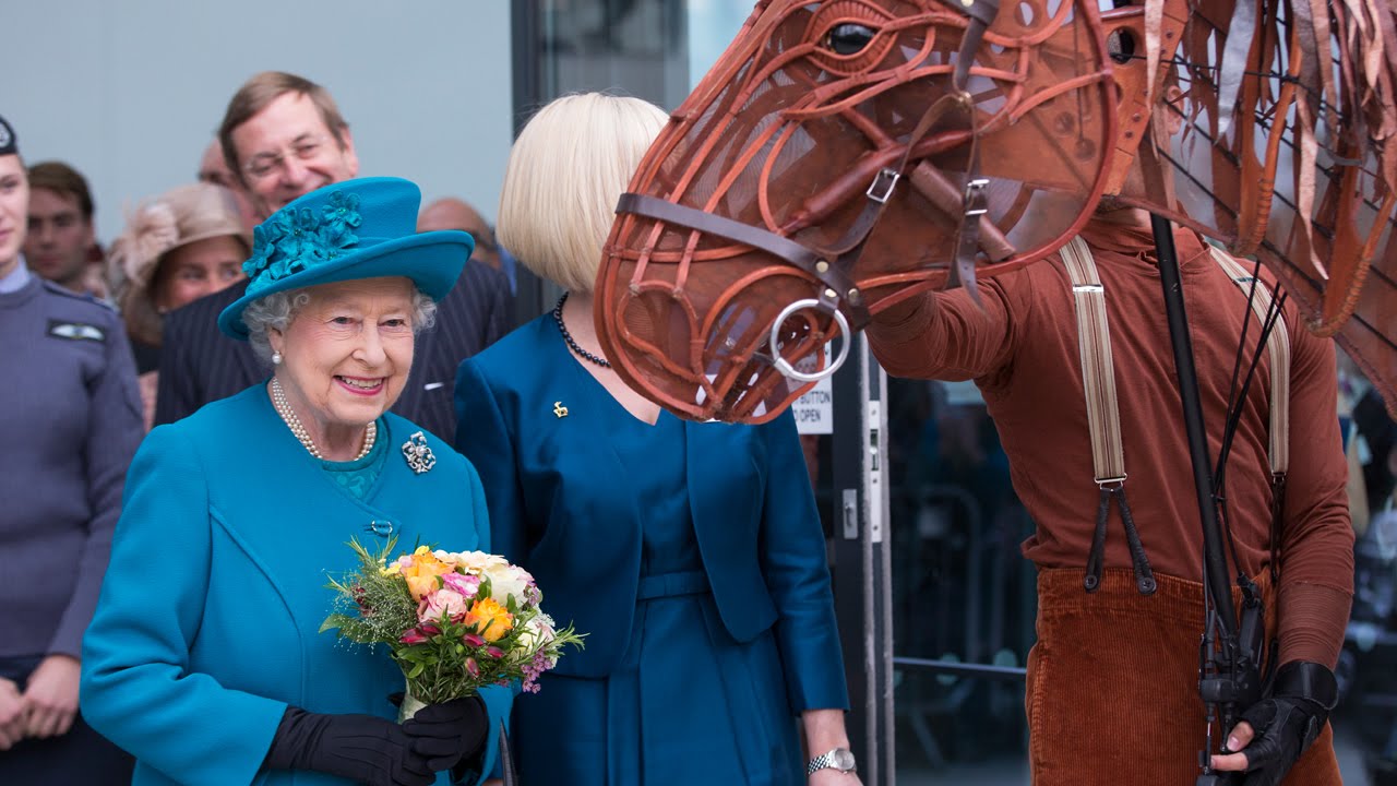 Queen opens new School of Veterinary Medicine at the University of Surrey