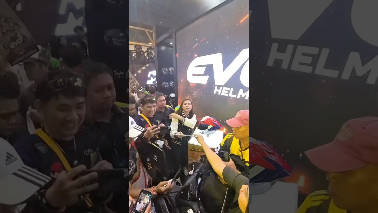 Idol Moto spotted being kind to fans! 