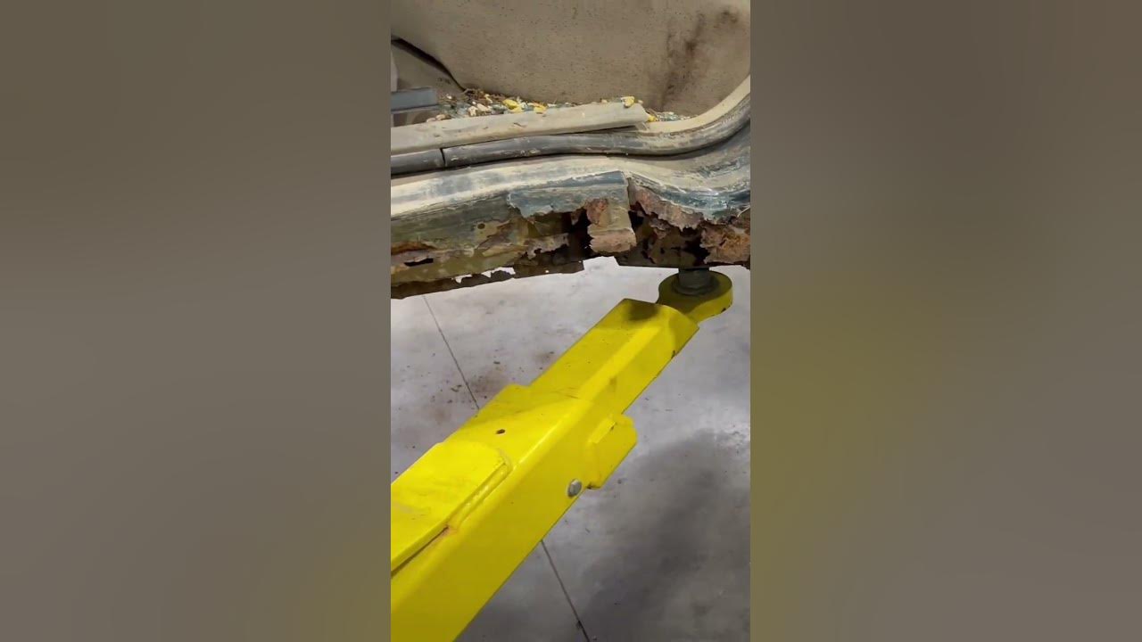 Car lift fail - YouTube
